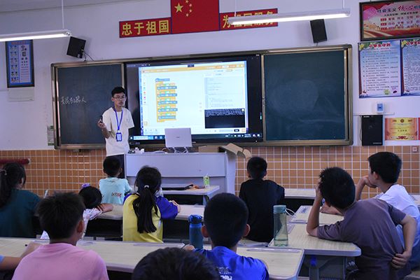 “山河承宇”實(shí)踐隊開設(shè)麥昆機(jī)器人特色課程|機(jī)器人課