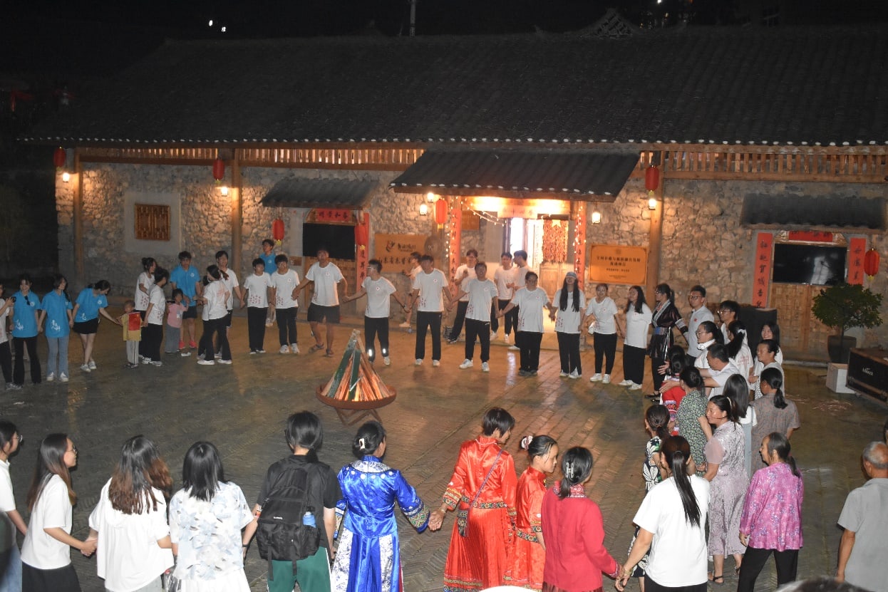 青春共逐夢(mèng) 篝火映團(tuán)結(jié)