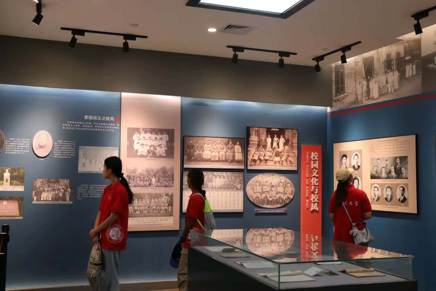 圖為實(shí)踐隊(duì)員學(xué)習(xí)交大校園文化 陳明燕攝