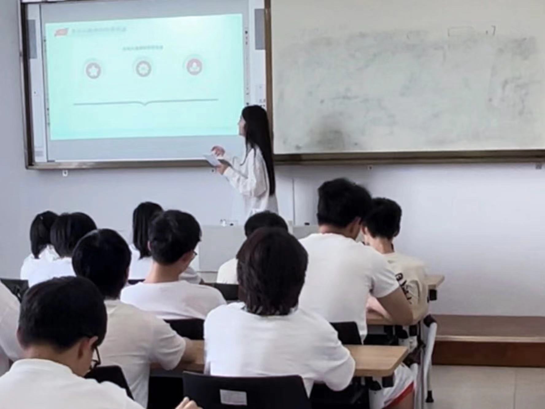 浙郵學子三下鄉(xiāng)：傳承紅色基因，綻放青春的炫麗之花