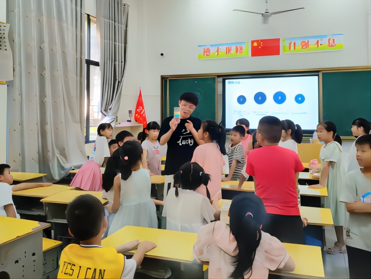 【青春建功，實踐鑄魂】童心相伴同行，共鑄七彩假期——中