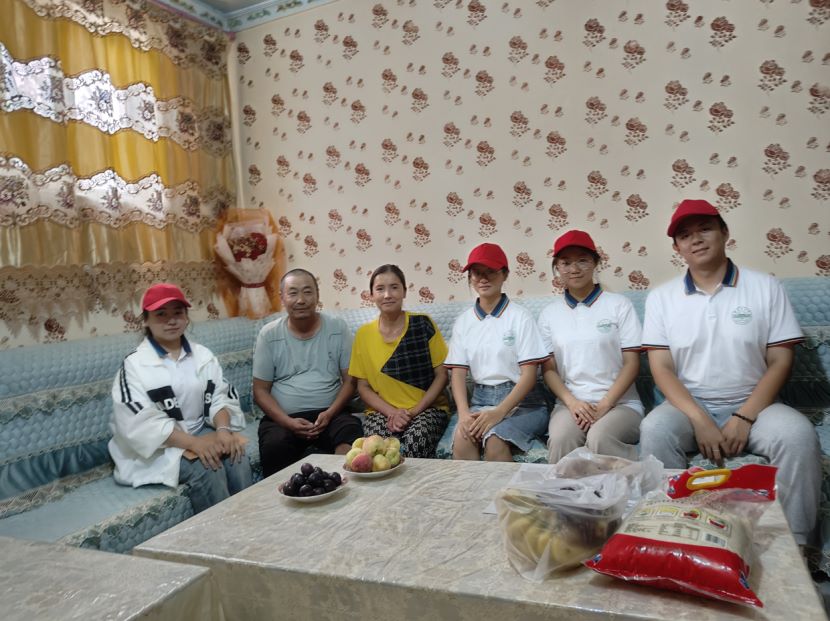 塔里木大學三下鄉(xiāng) 慰問老黨員 民族團結一家親