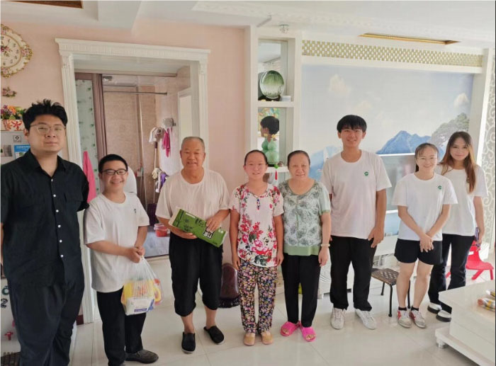 大學生進社區(qū)：傳承紅色基因，傳遞溫暖關(guān)懷