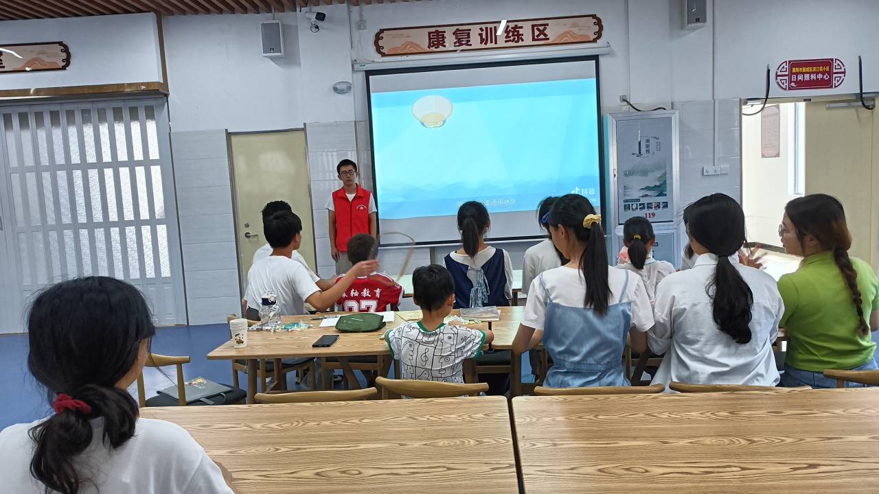 學(xué)習(xí)與玩耍相結(jié)合，構(gòu)建多彩暑假