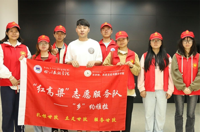 走進信息時代，感受科技力量——紅高粱“鄉”約雅拉志愿服務隊成員赴康定市雅拉鄉達折渚電商直播基地開展參觀學習活動