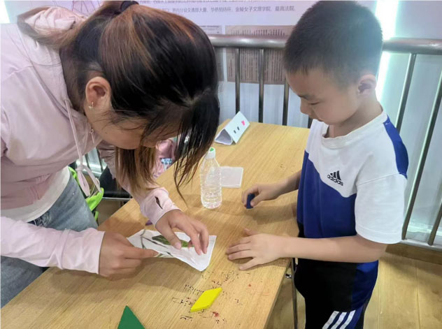 “藝賦中醫(yī)”團隊響應(yīng)“愛心暑托班”號召，向社區(qū)孩童介紹中醫(yī)藥拓染技藝