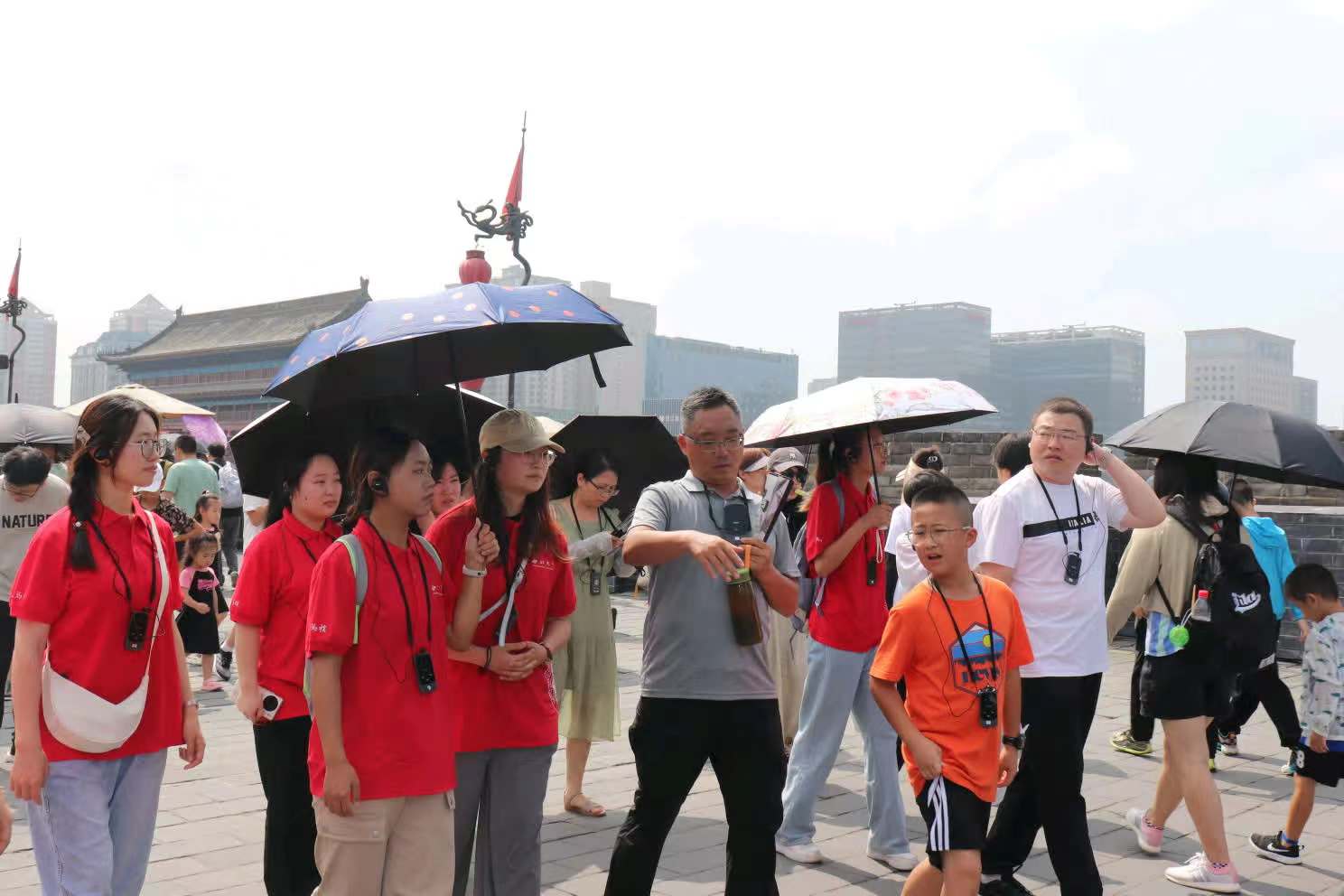 圖為實(shí)踐隊(duì)員在講解員帶領(lǐng)下了解城墻歷史 陳明燕攝