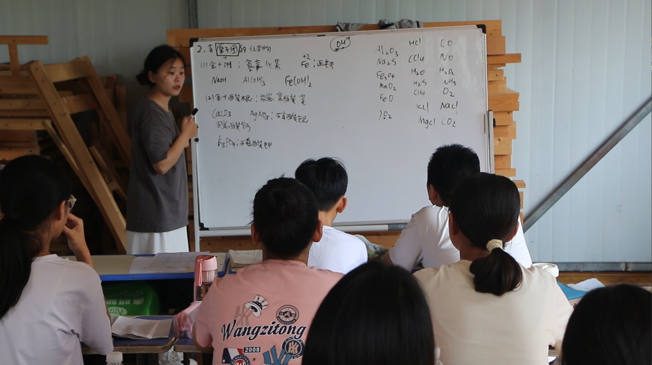 知識(shí)傳遞情相隨，心靈啟迪夢(mèng)飛揚(yáng)