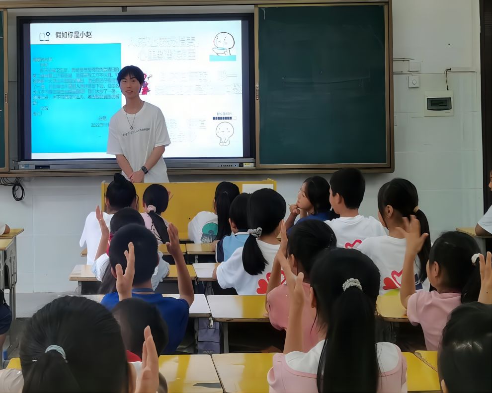 【青春建功，實踐鑄魂】足球構筑友誼橋梁，反霸凌共建和諧校園——中南大學湘雅公共衛生學院夏令營七彩課程持續推進！