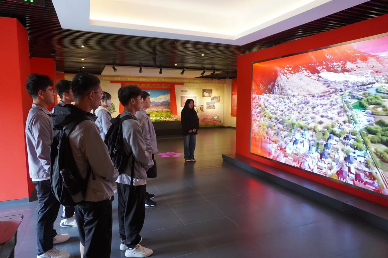 嘎拉村紅色研學主題教育展覽館開館，河南工業大學團隊開展'團結頌'主題黨日活動