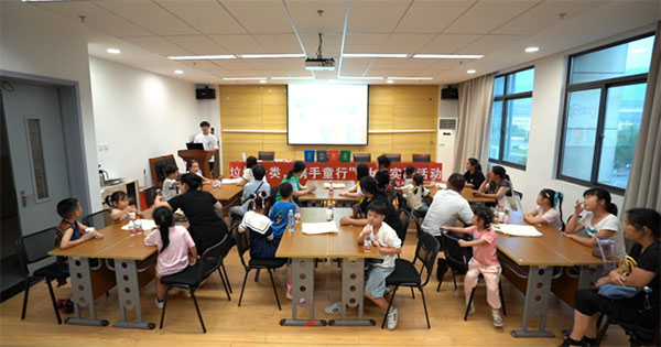 垃圾分類護環(huán)境 攜手童行引風(fēng)尚