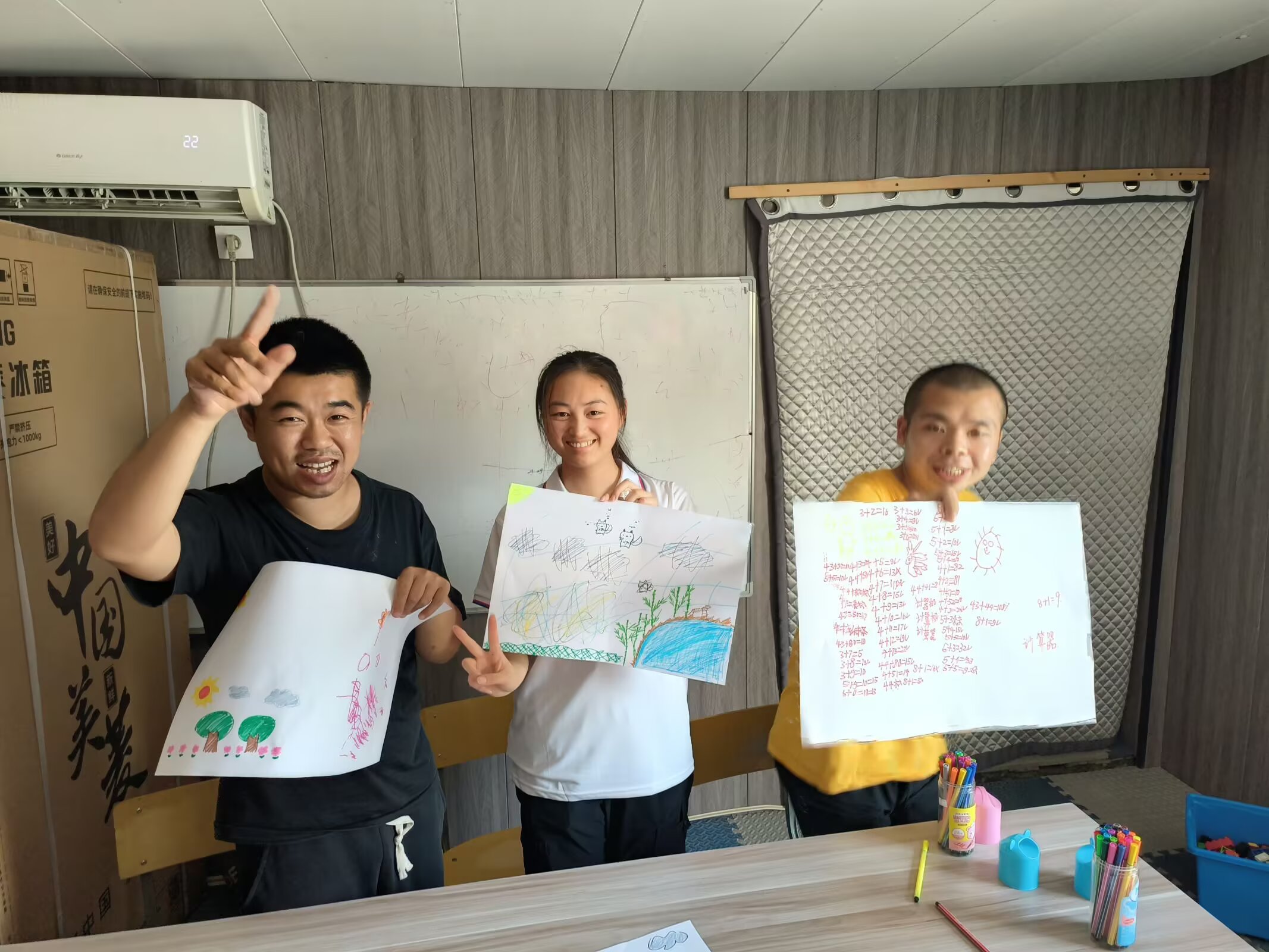 2025暑期“三下鄉”實踐活動——赴池州市宇愛康復中心志愿實踐團——陪伴宇愛康復中心兒童共繪“心中的世界”