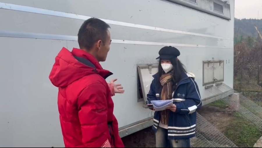 圖為生態健康養殖示范基地負責人在為團隊成員介紹設備 通訊員 茍莎 提供