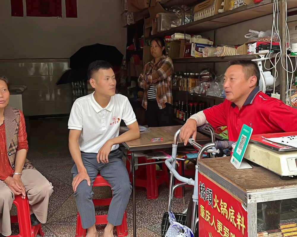 重慶幼兒師?？叼B學院“三下鄉”團隊開展“牽手夕陽紅，溫暖老人心”主題實踐活動