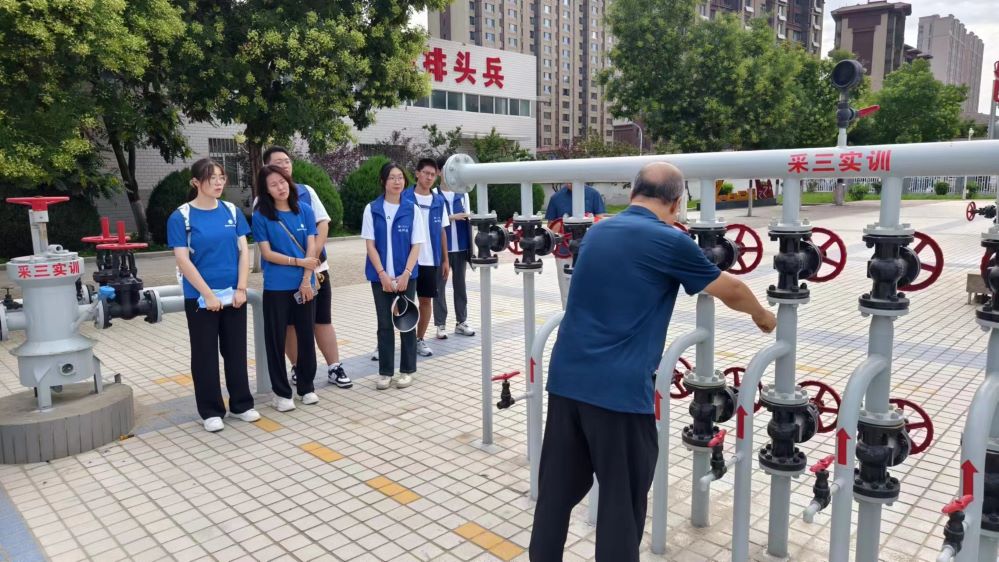 石油工業的綠色低碳轉型——中國石油大學（華東）“感碳石光”實踐隊