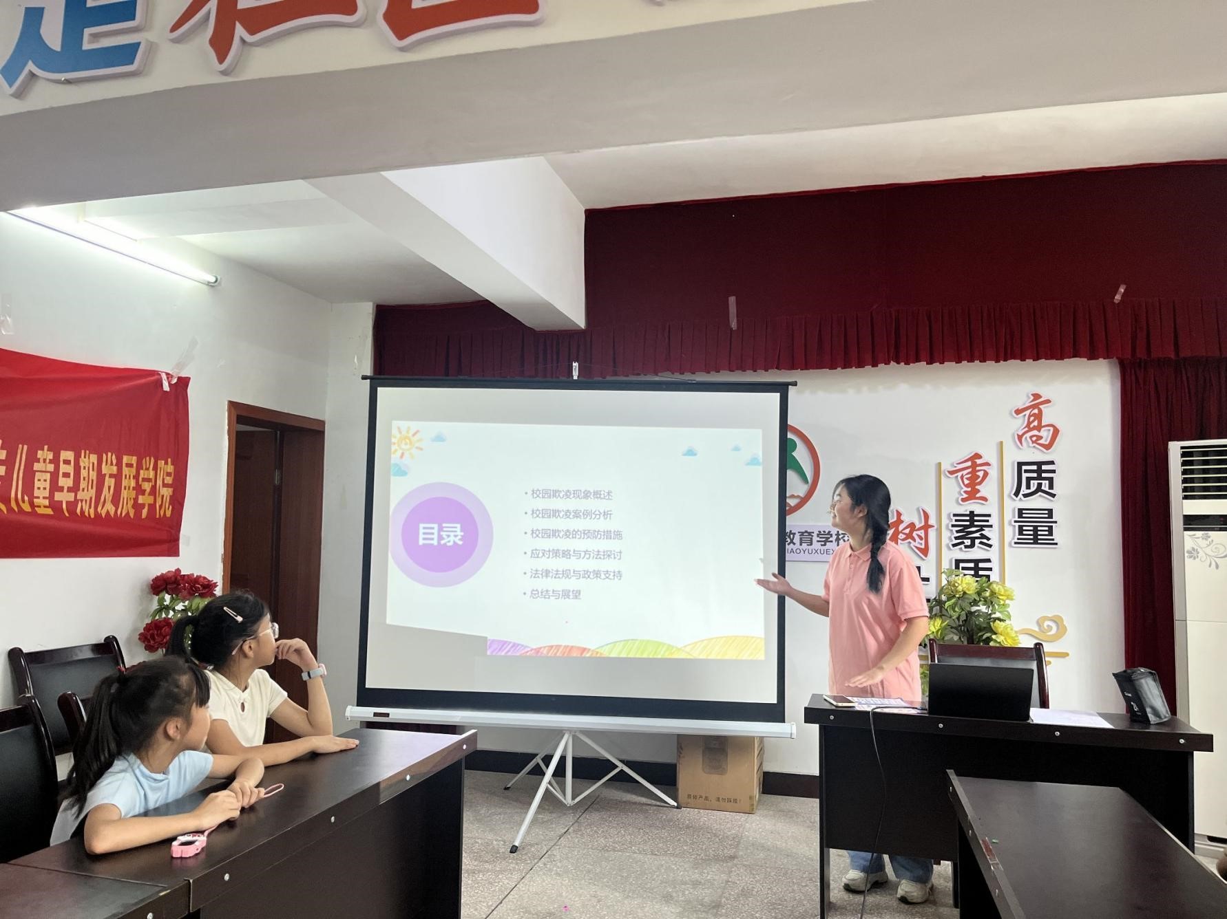 共建七彩家園：“四葉草”習近平新時代中國特色社會主義思想宣講團開展“法進社區，德