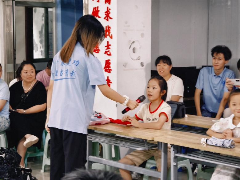 重慶理工學子攜科創成果進社區，點燃兒童科技夢