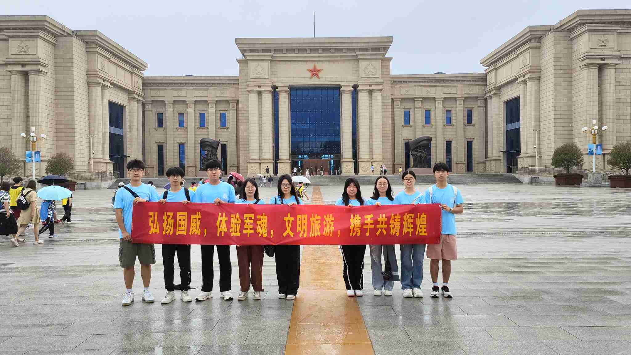 青島科技大學(xué)“巡禮藍(lán)海情，筑夢文明行”文明旅游實(shí)踐團(tuán)赴海軍博物館—引領(lǐng)文明旅游