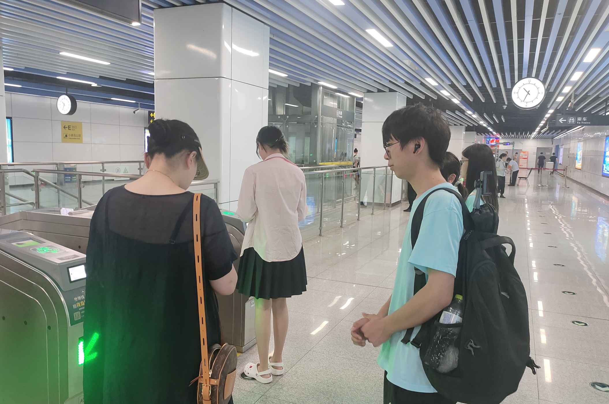 青島科技大學(xué)赴青島市“巡禮藍(lán)海情，筑夢文明行”文明旅游實(shí)踐團(tuán)：文明足跡繪地鐵，旅游