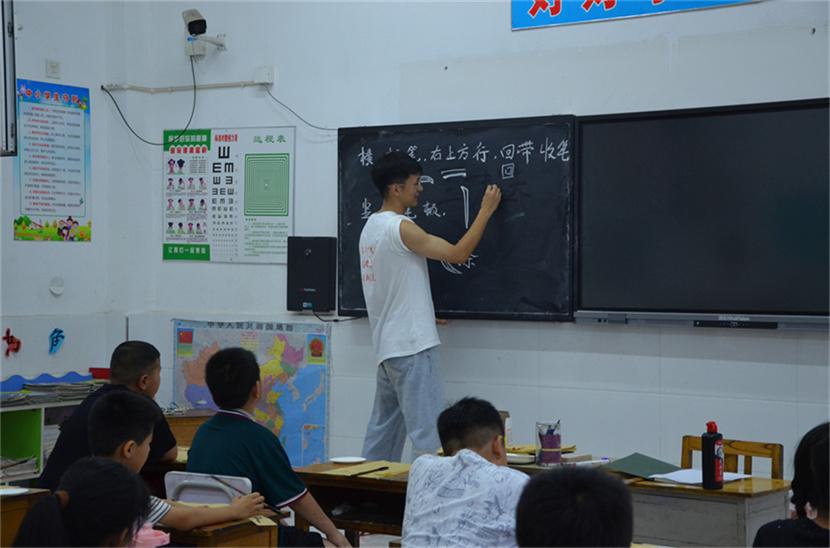 華北電力大學學子三下鄉：毛筆書法學習