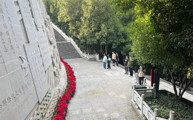 “不忘初心，牢記使命”——參觀烈士陵園